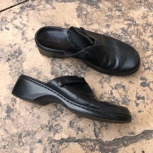 CLARKS LEATHER LOAFERS/ CLOGS